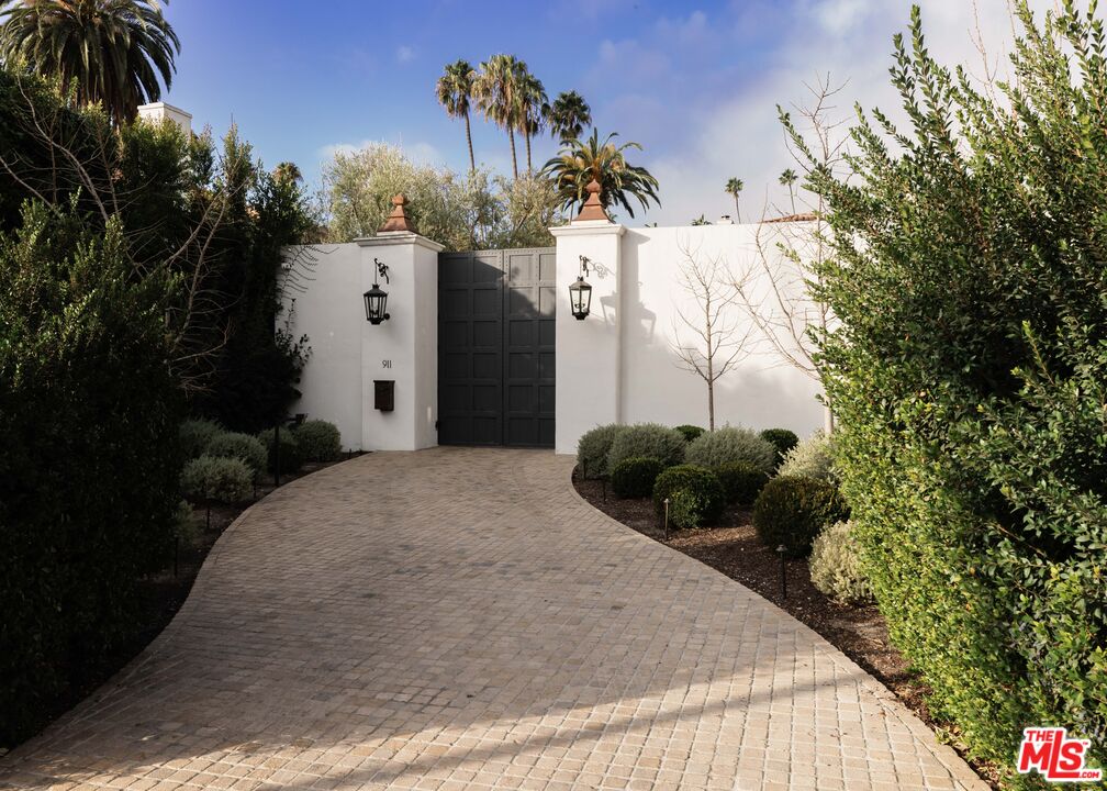 911 N Beverly Dr