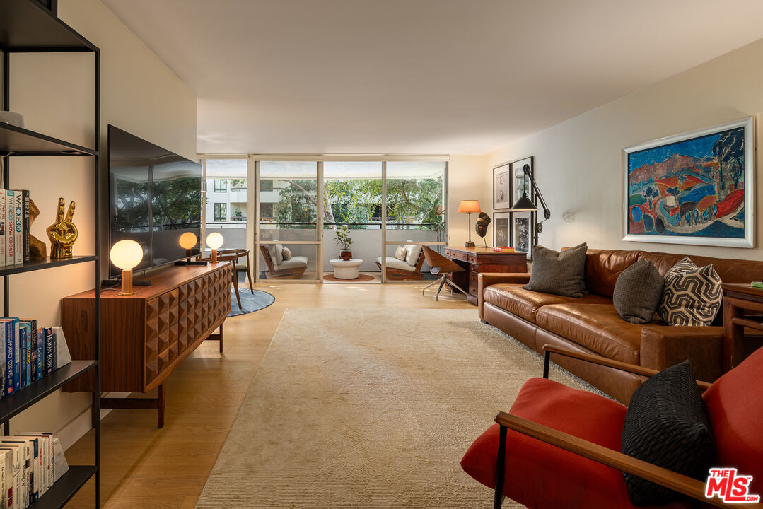 850 N Kings Rd Unit: 102