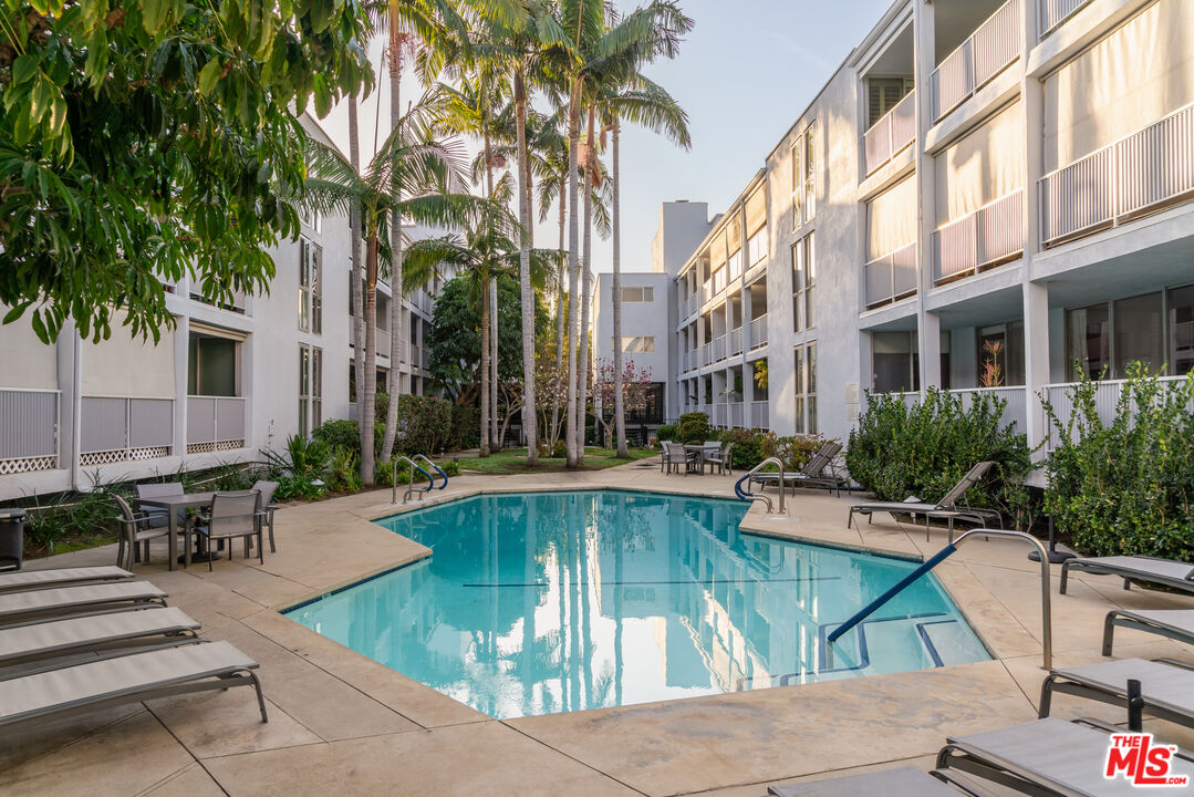 850 N Kings Rd Unit: 102