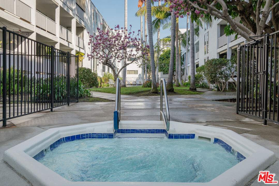 850 N Kings Rd Unit: 102