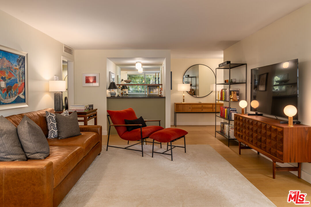 850 N Kings Rd Unit: 102