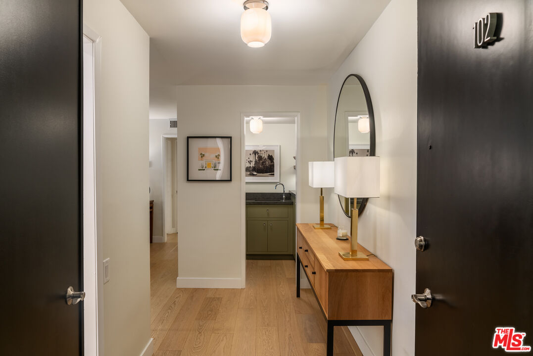 850 N Kings Rd Unit: 102