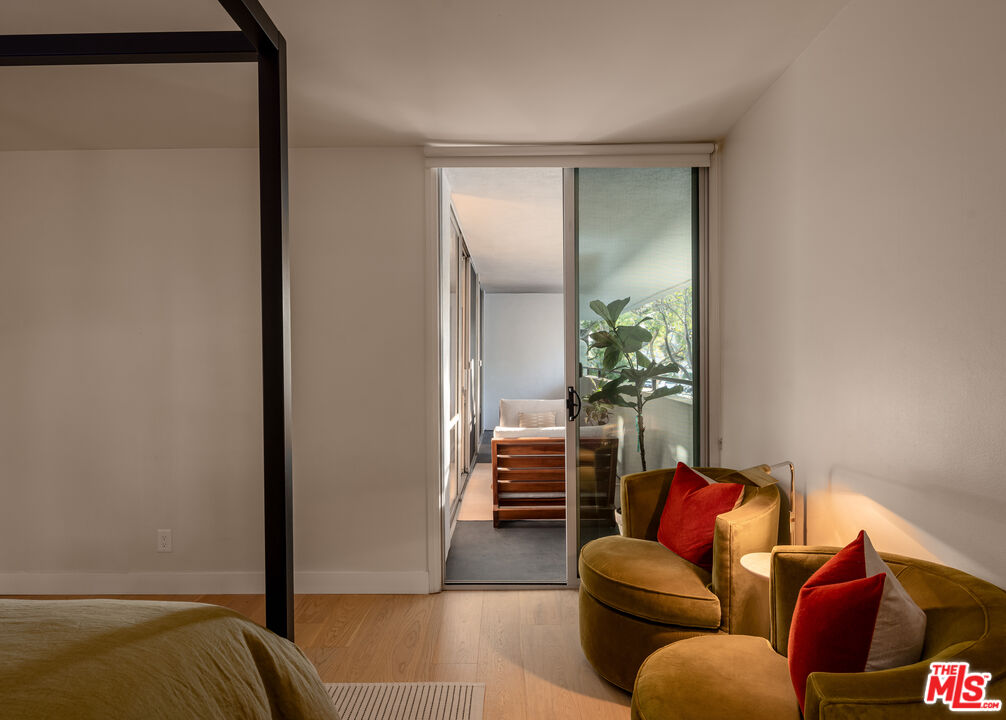 850 N Kings Rd Unit: 102