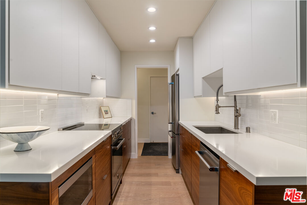 850 N Kings Rd Unit: 102