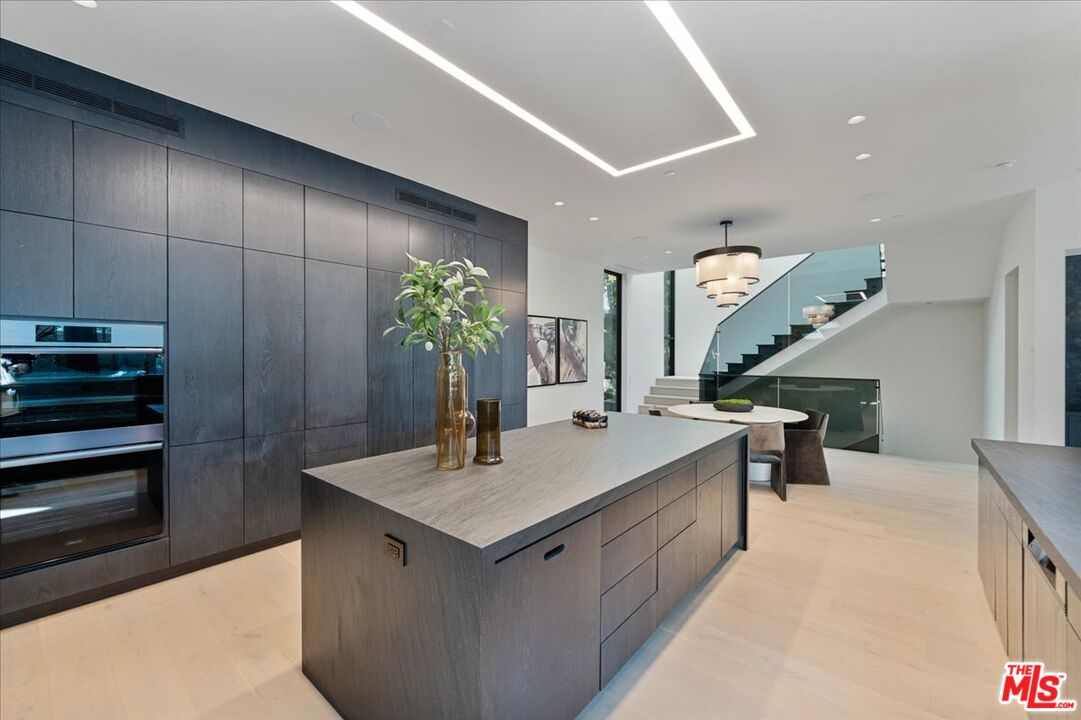 1626 Sunset Plaza Dr