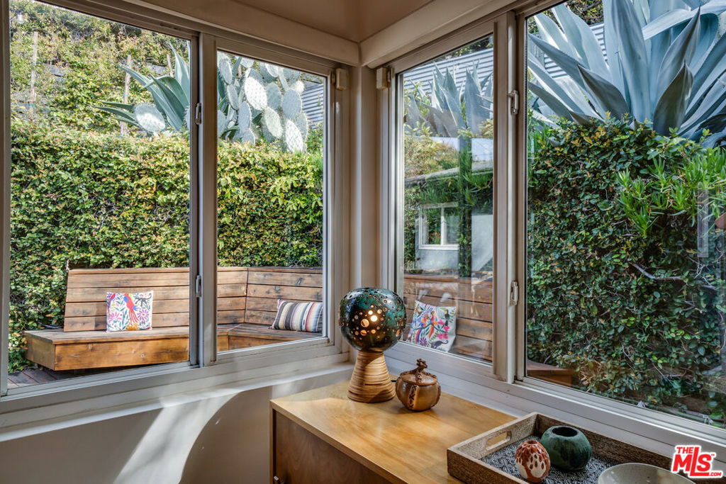 1816 Hollyvista Avenue