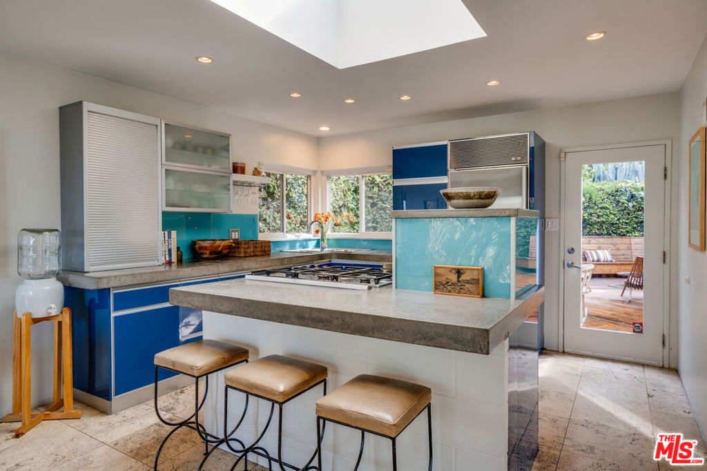 1816 Hollyvista Avenue