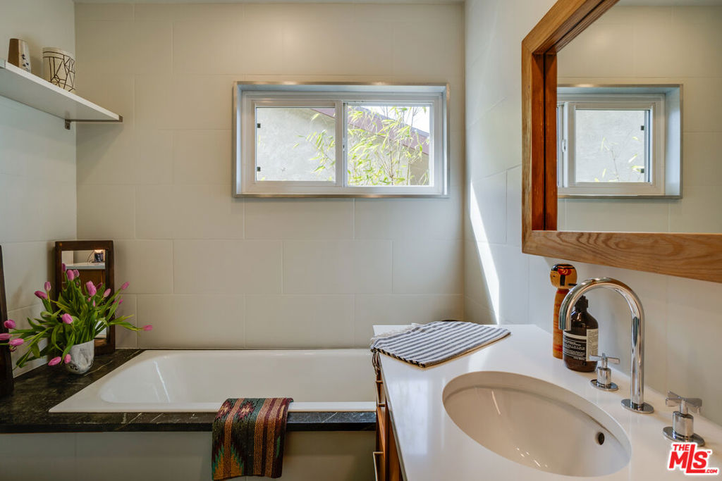 1816 Hollyvista Avenue