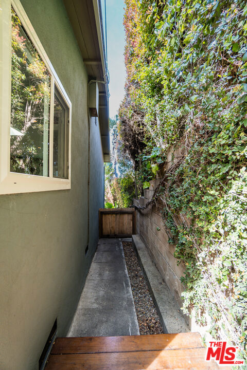 1816 Hollyvista Avenue