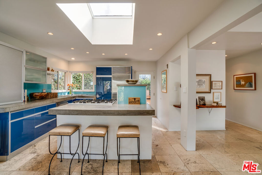 1816 Hollyvista Avenue