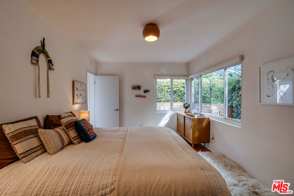 1816 Hollyvista Avenue