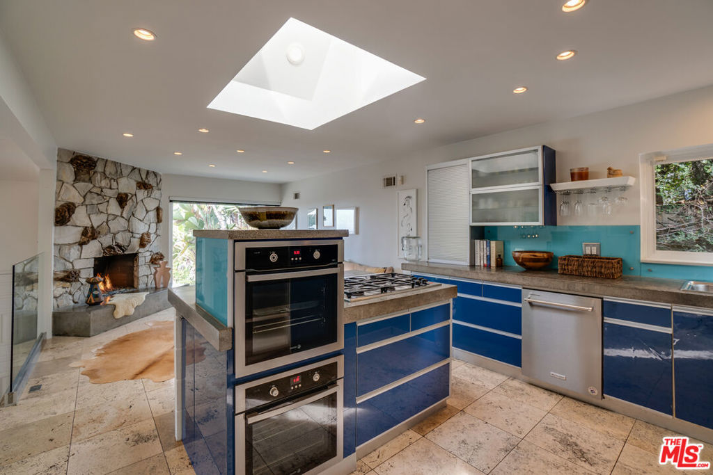 1816 Hollyvista Avenue