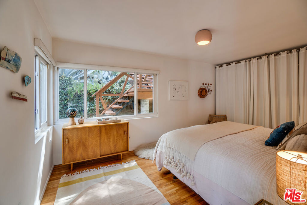 1816 Hollyvista Avenue