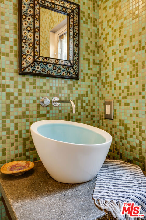 1816 Hollyvista Avenue