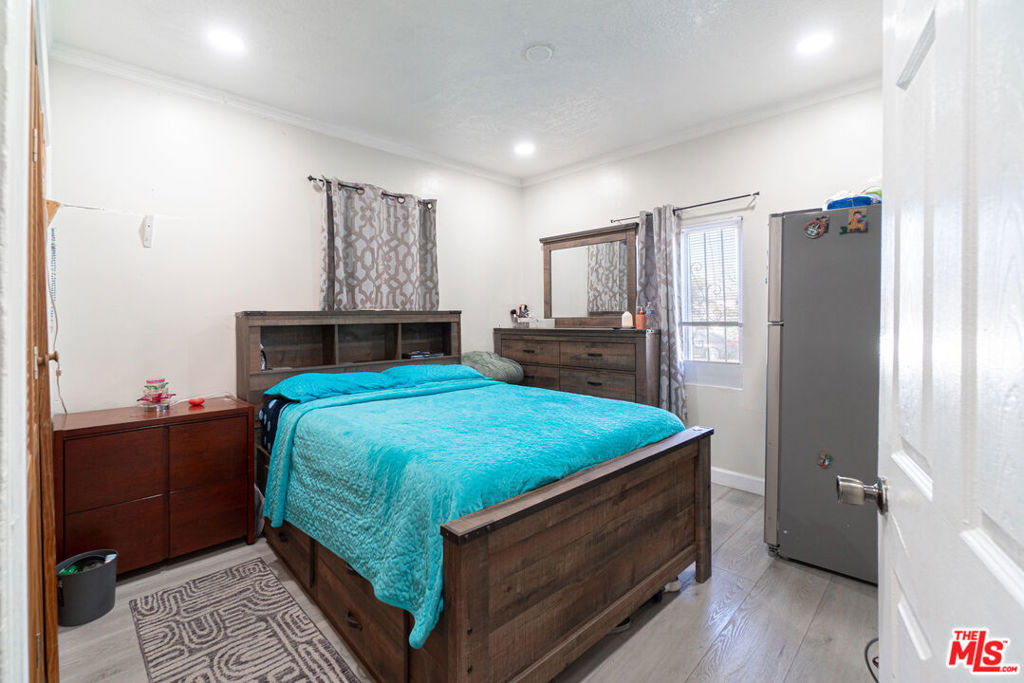 674 W 59th Place