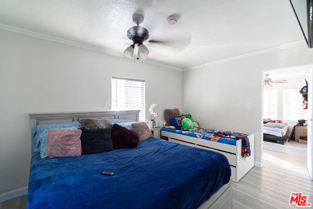 674 W 59th Place