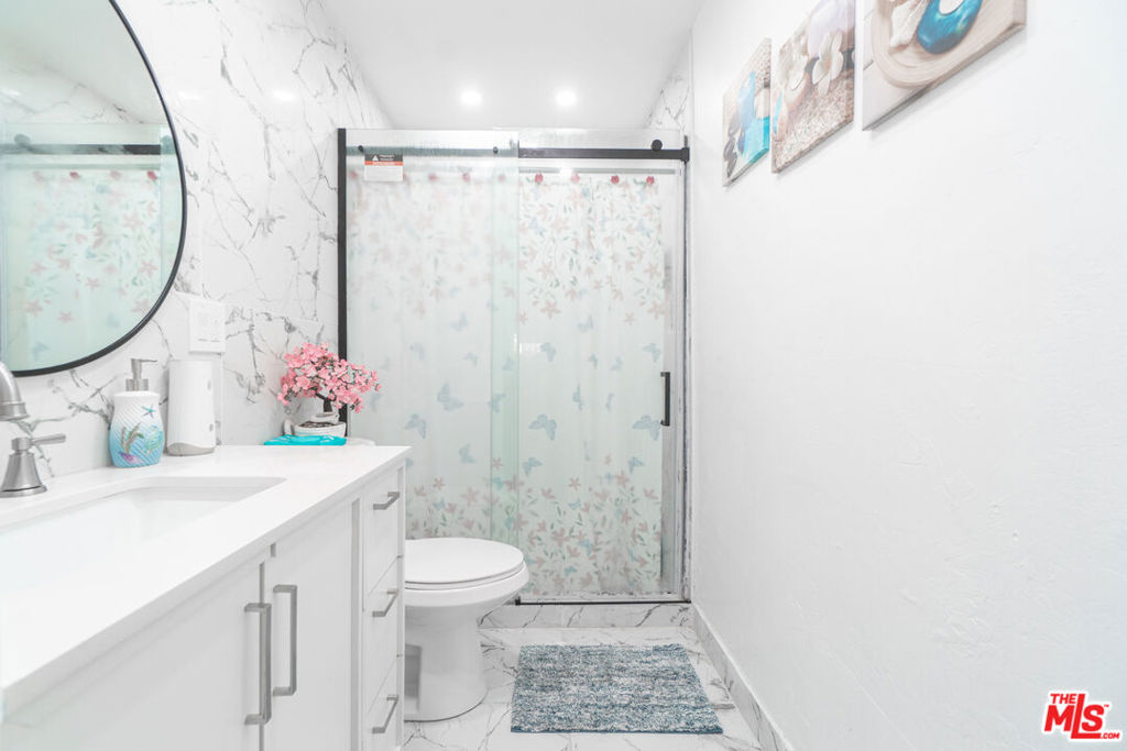 674 W 59th Place