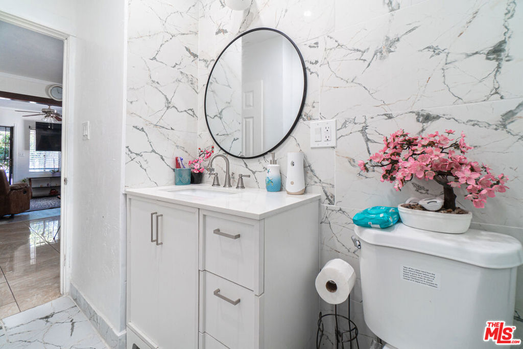 674 W 59th Place
