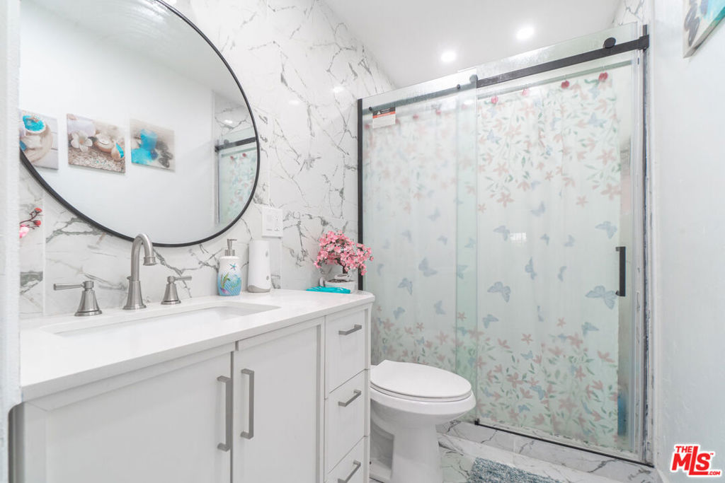 674 W 59th Place