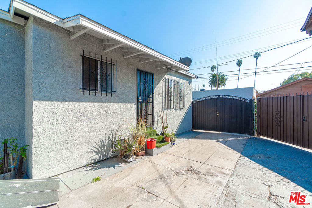 674 W 59th Place