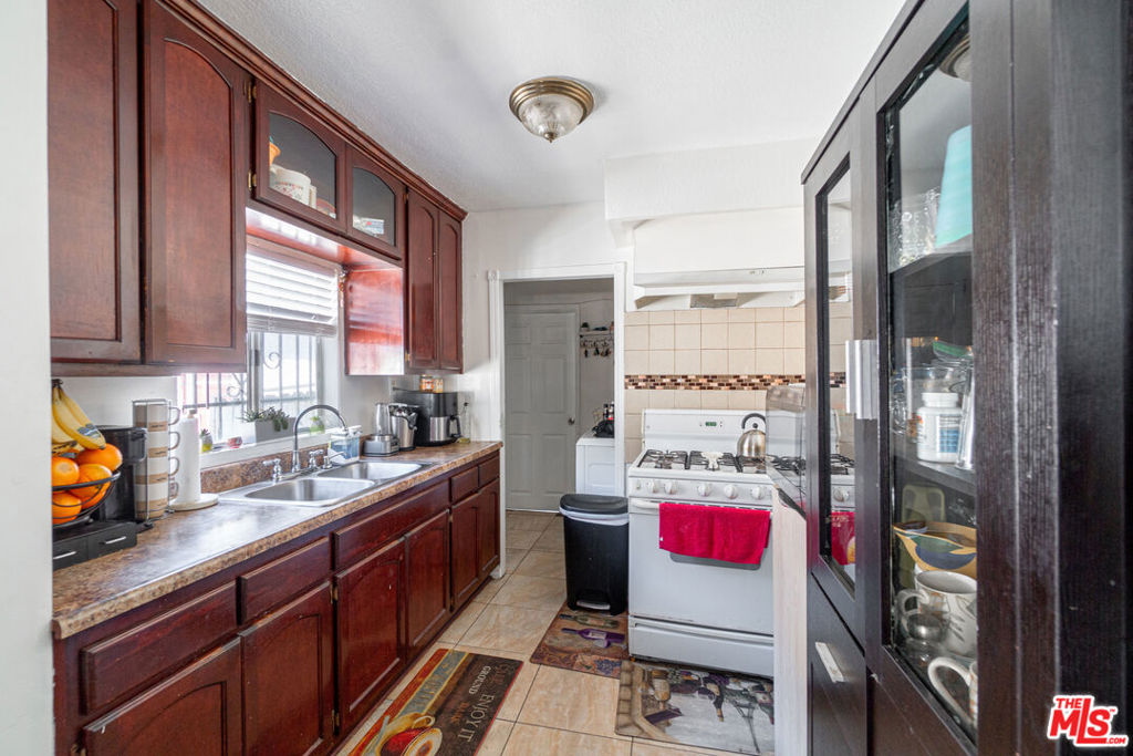 674 W 59th Place