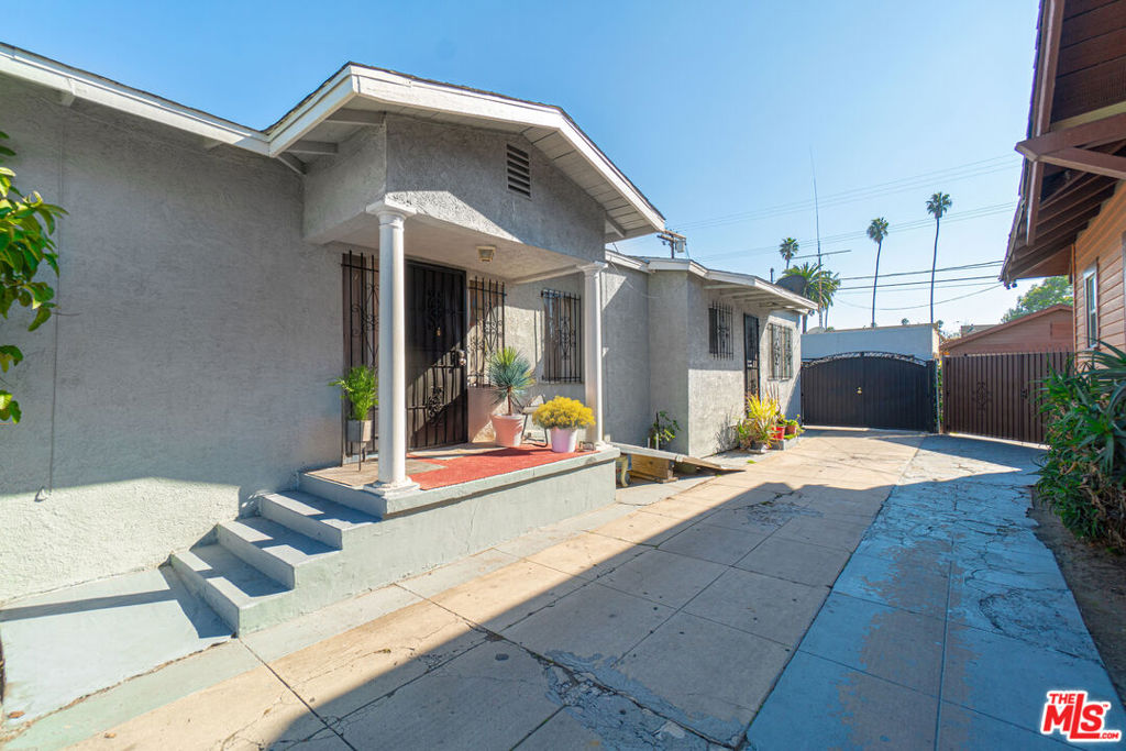 674 W 59th Place