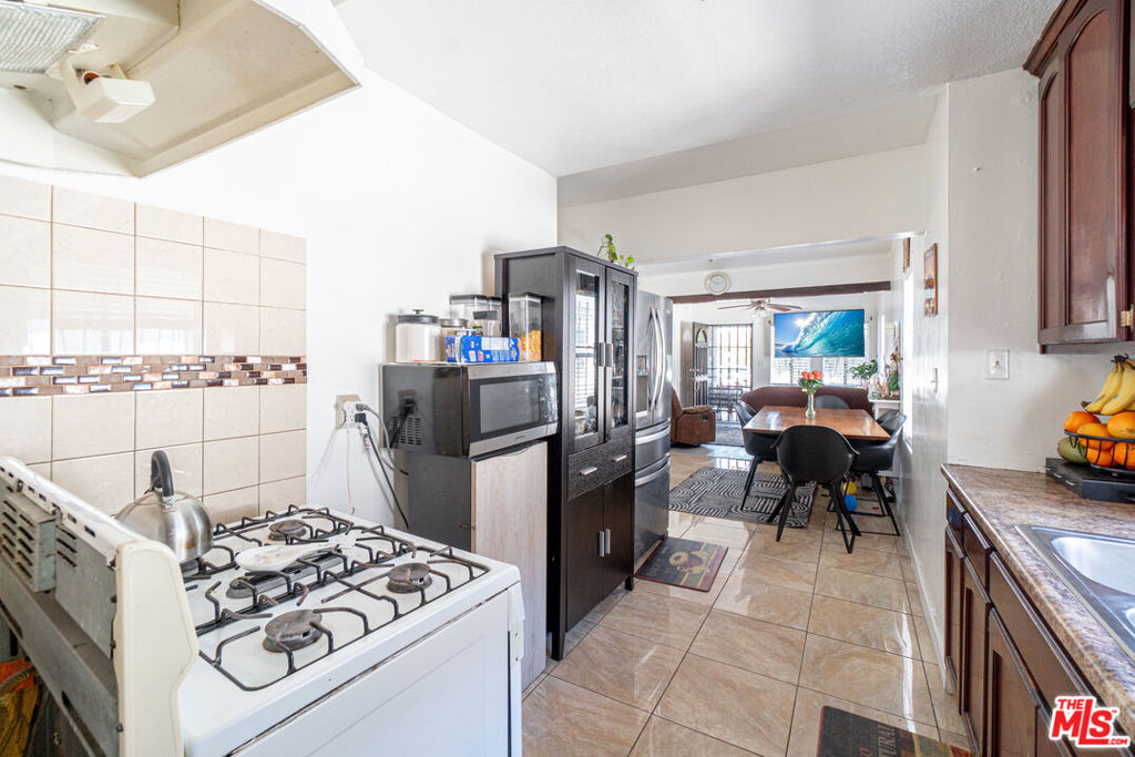 674 W 59th Place