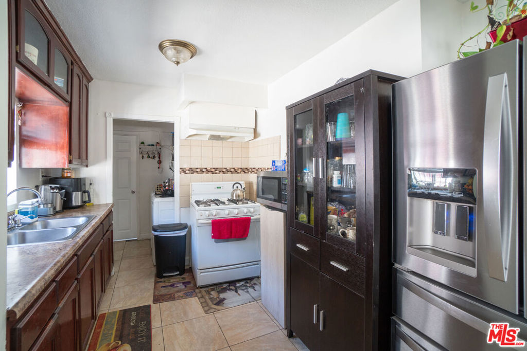 674 W 59th Place