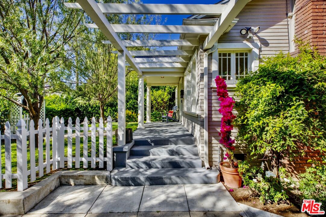 1308 N Orange Grove Ave