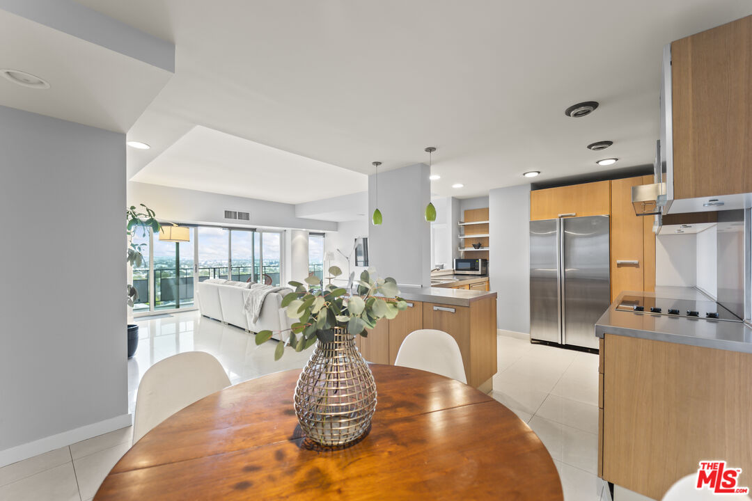 1155 N La Cienega Blvd Unit: 1102