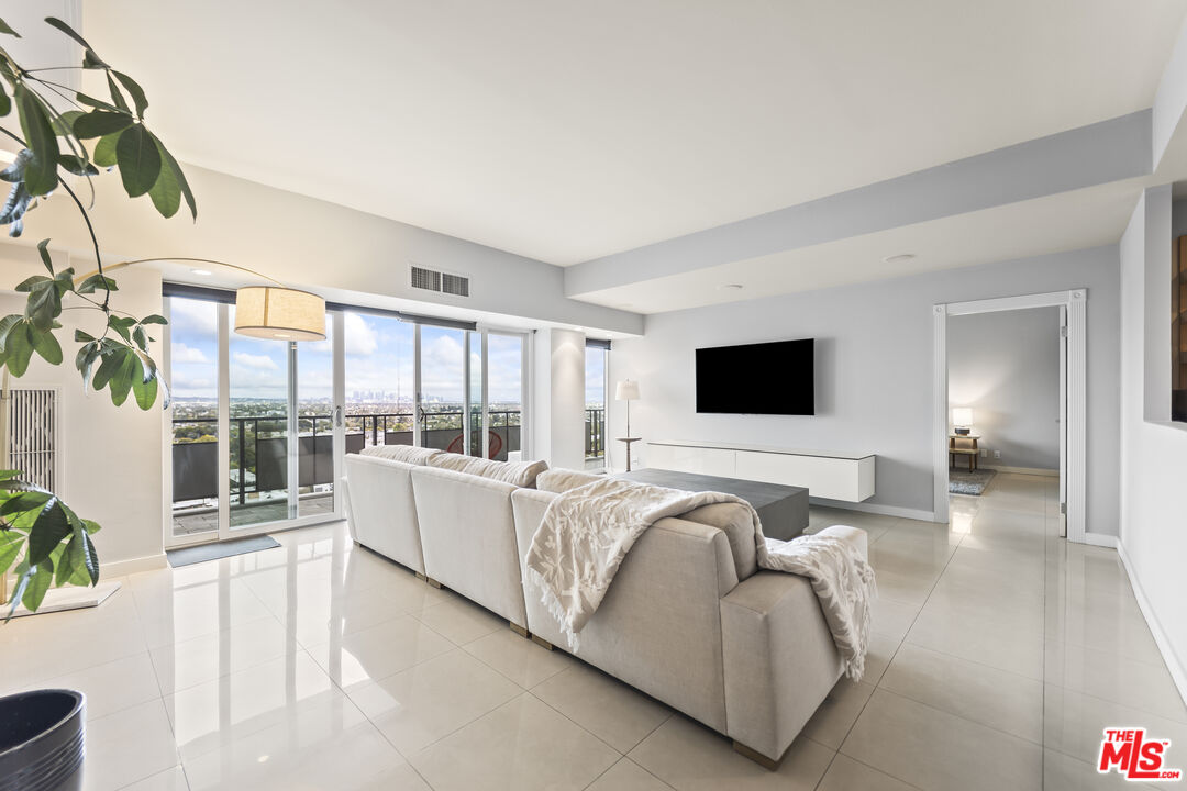 1155 N La Cienega Blvd Unit: 1102