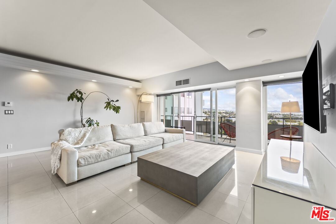 1155 N La Cienega Blvd Unit: 1102