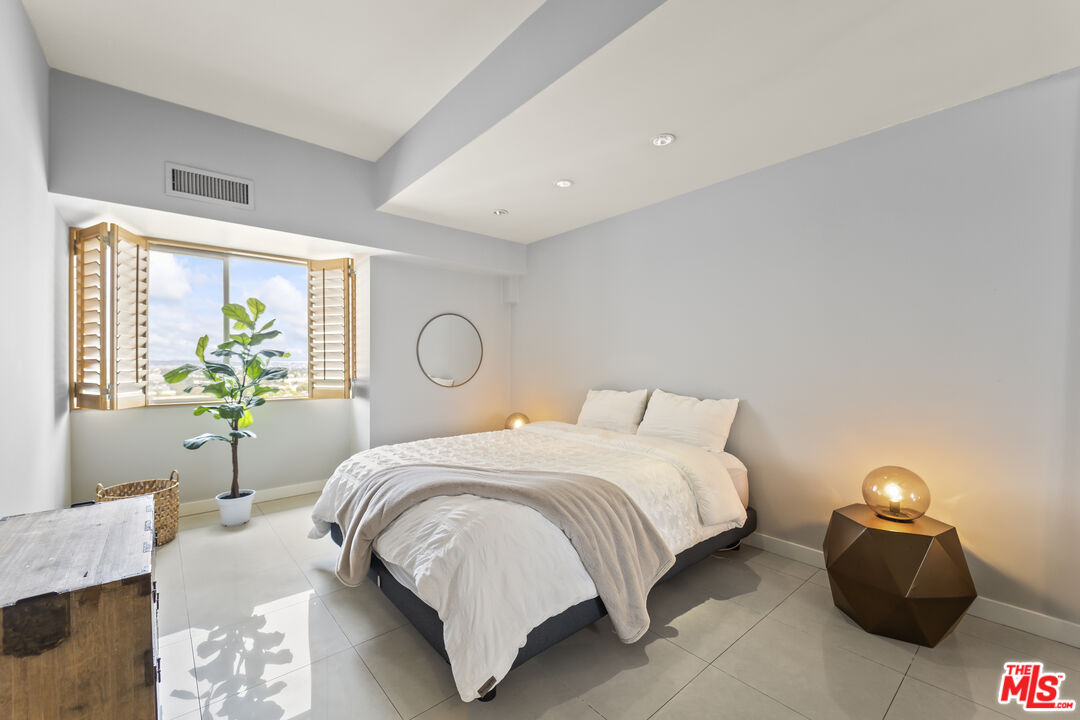 1155 N La Cienega Blvd Unit: 1102