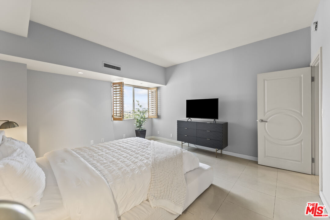 1155 N La Cienega Blvd Unit: 1102