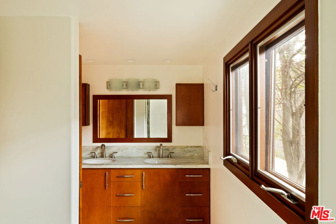 2325 Abbot Kinney Blvd