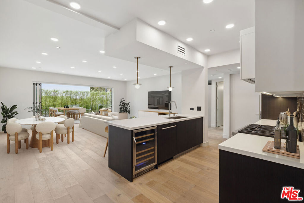 505 S Barrington Avenue 109