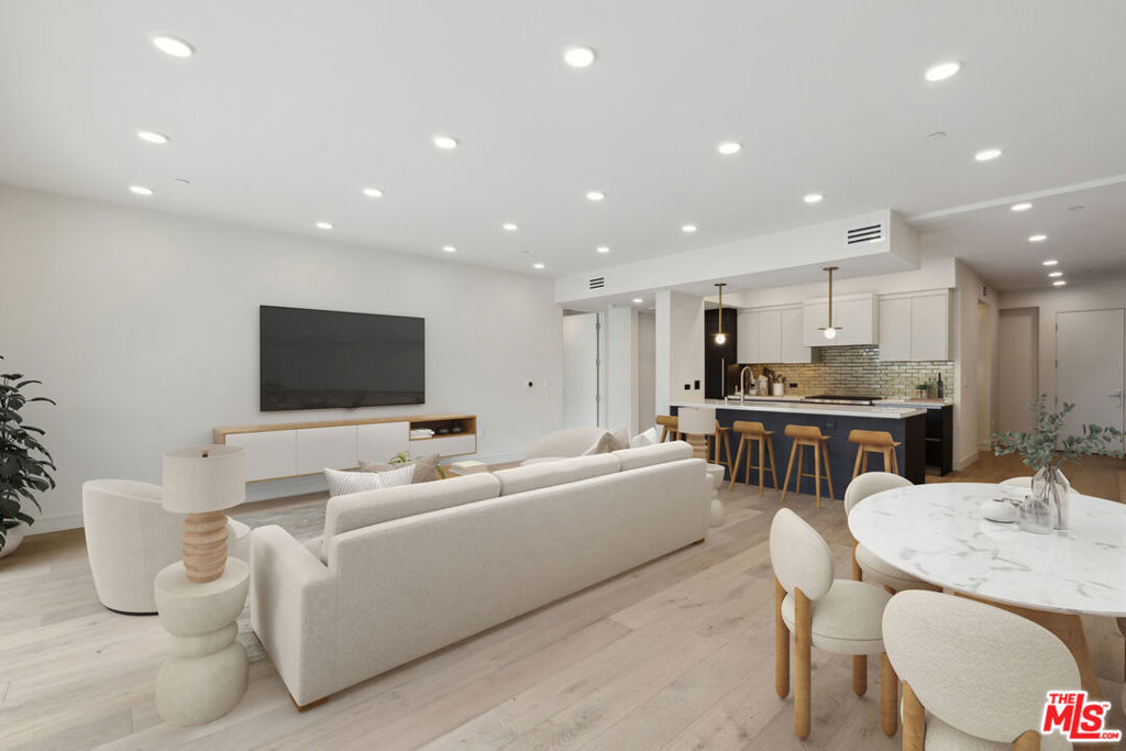 505 S Barrington Avenue 109