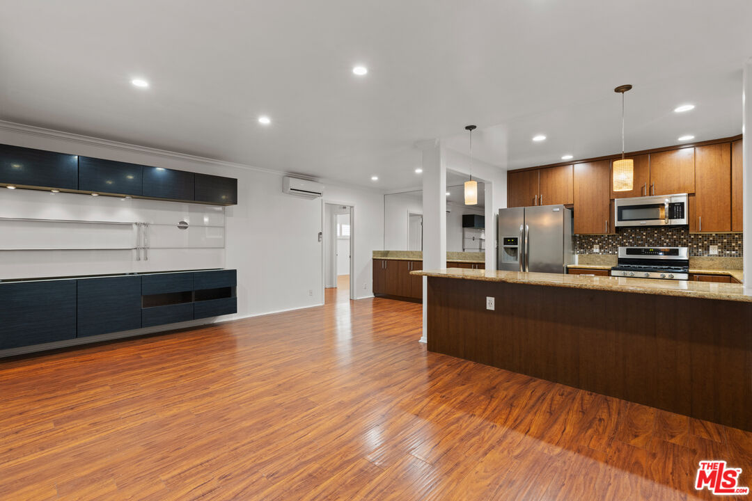 332 S Rexford Dr Unit: 2