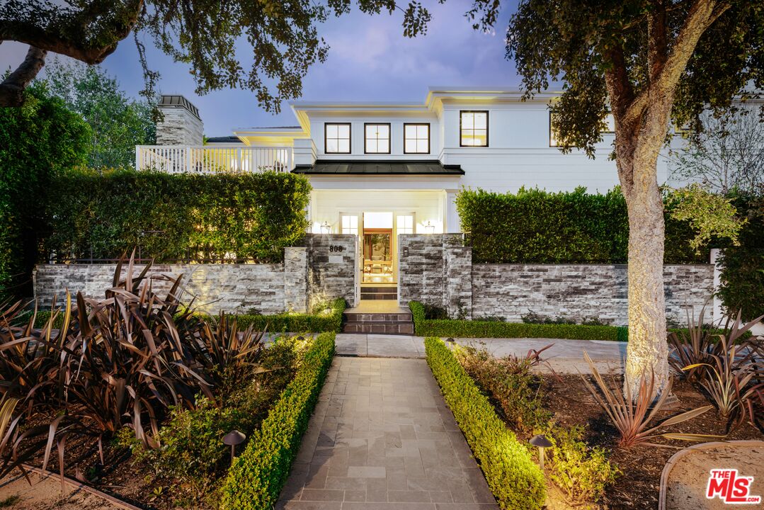 808 SAN VICENTE BLVD