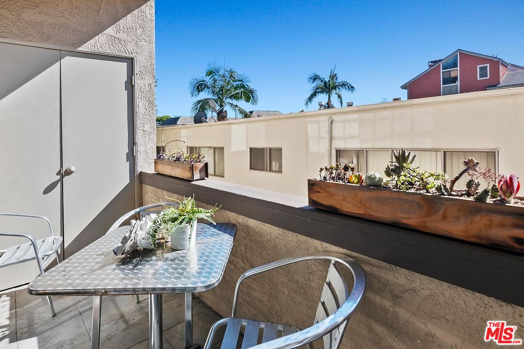 2307 S Bentley Ave Unit: 2