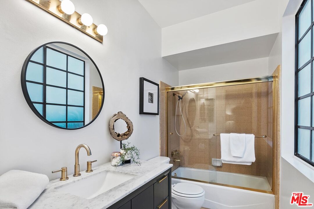 2307 S Bentley Ave Unit: 2