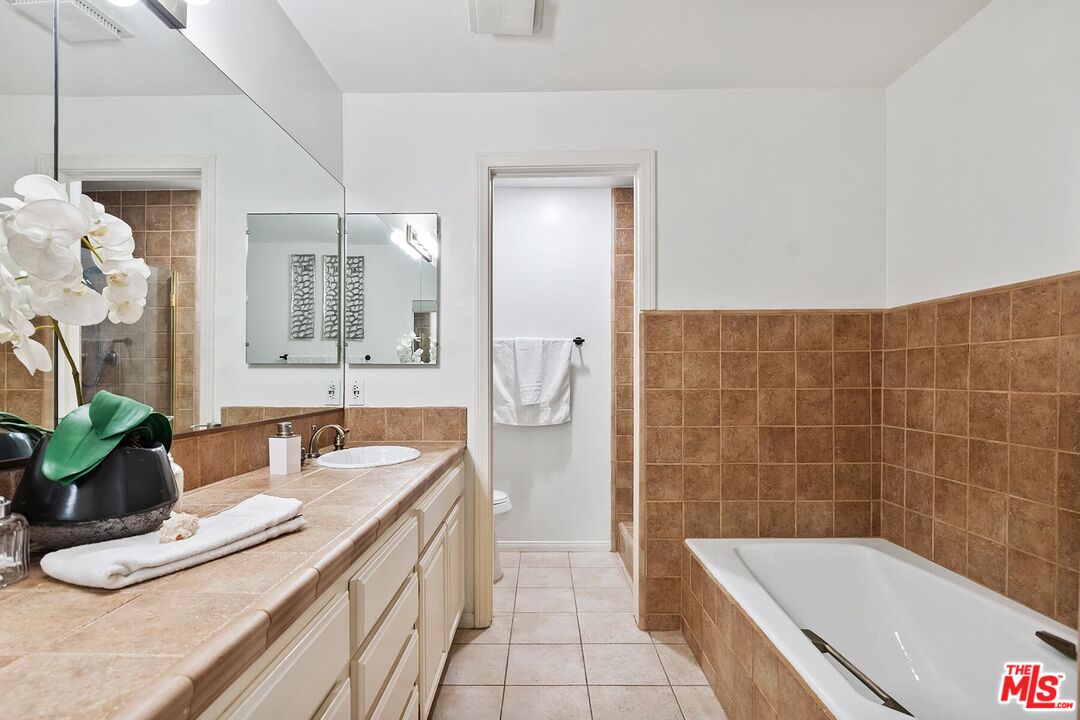 2307 S Bentley Ave Unit: 2