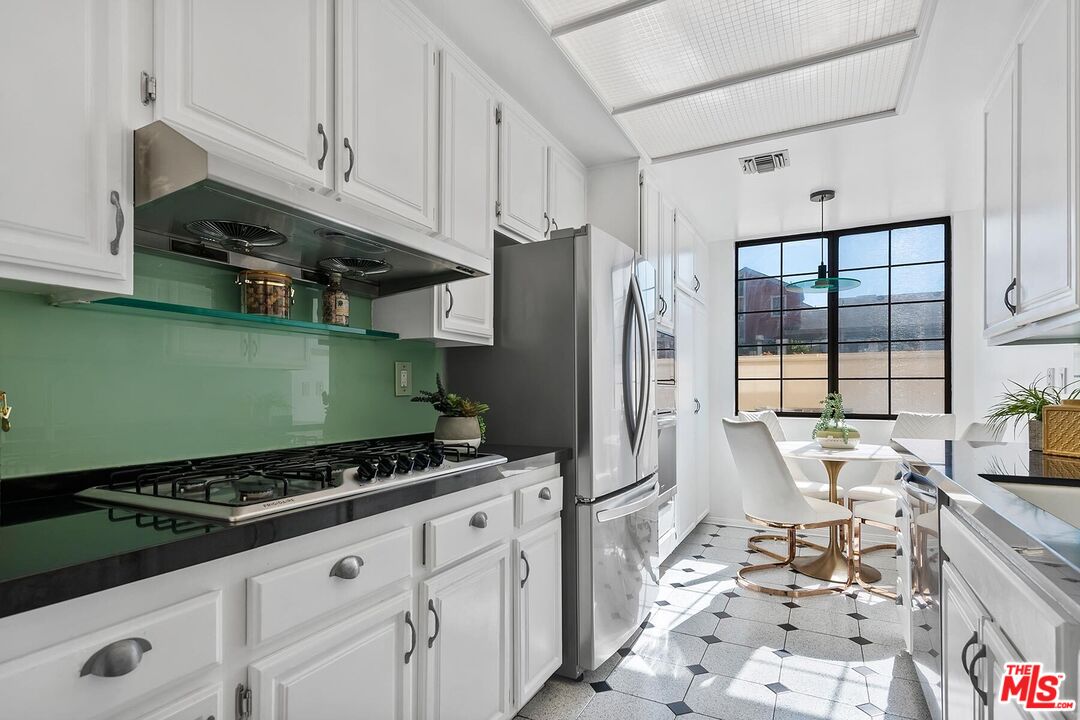 2307 S Bentley Ave Unit: 2