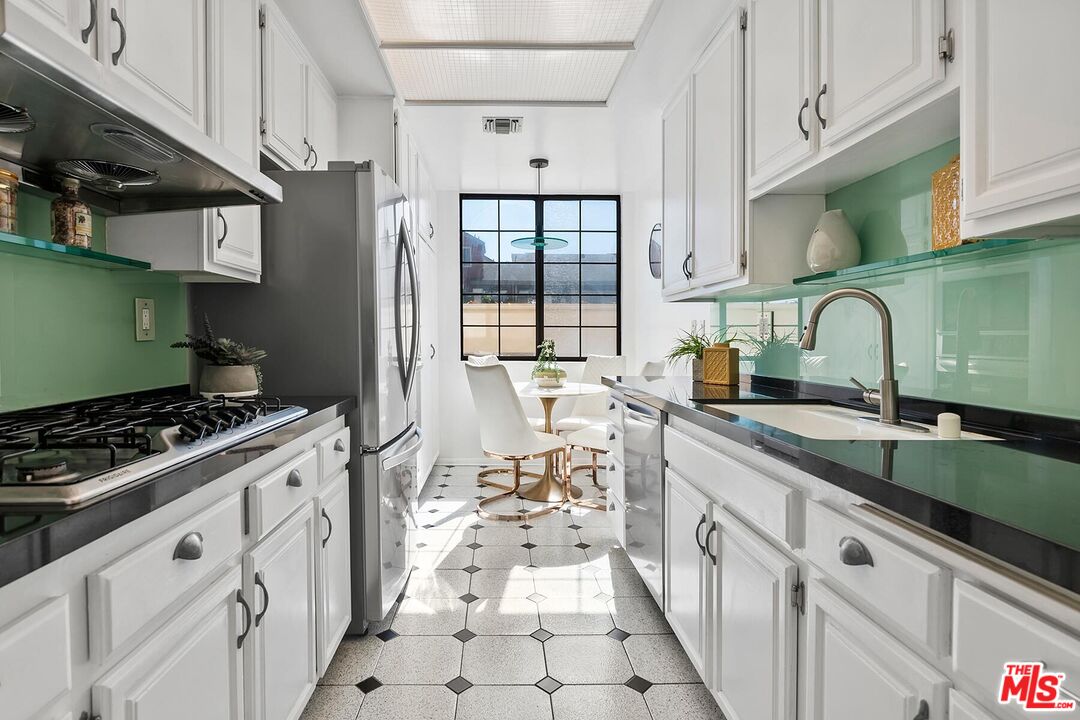 2307 S Bentley Ave Unit: 2