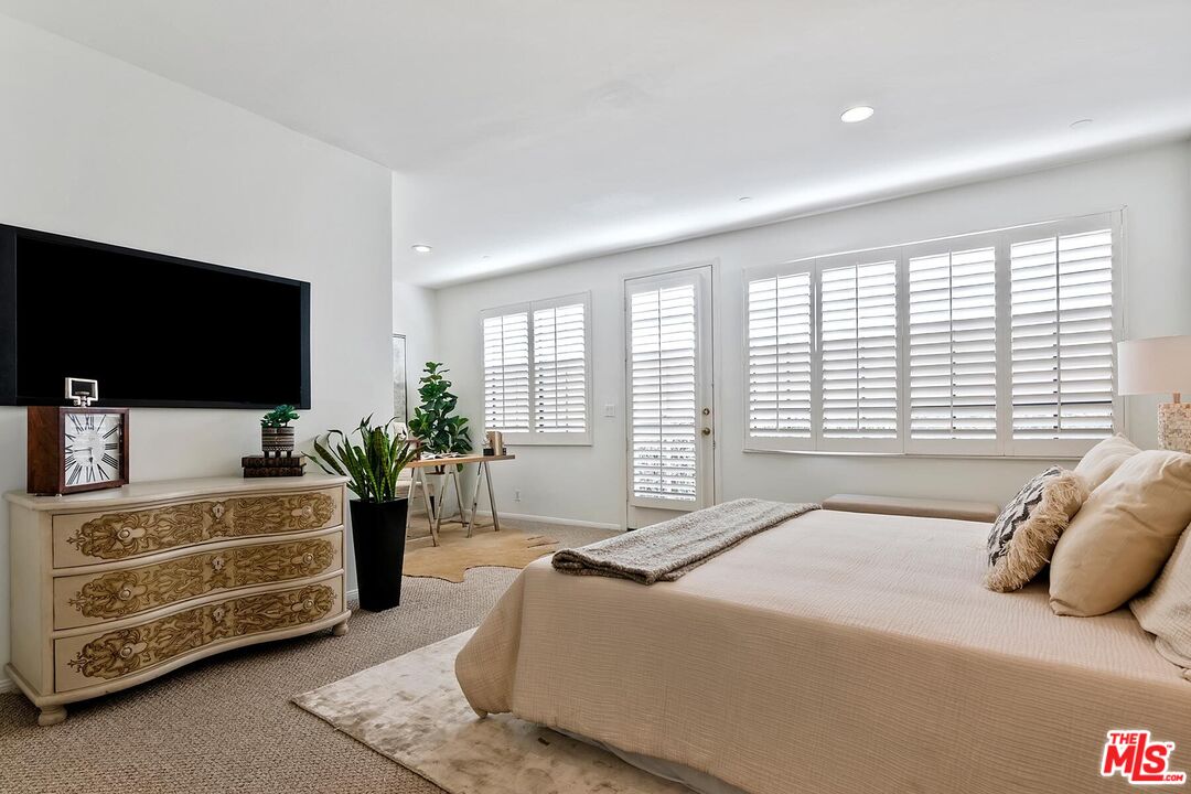 2307 S Bentley Ave Unit: 2