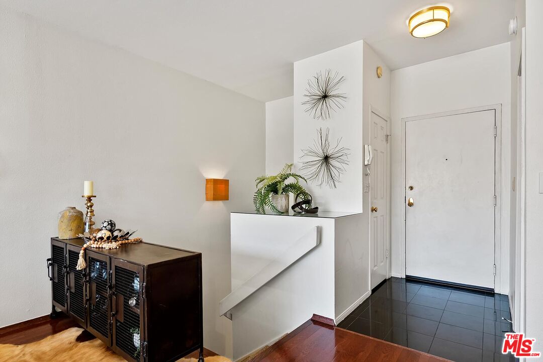 2307 S Bentley Ave Unit: 2