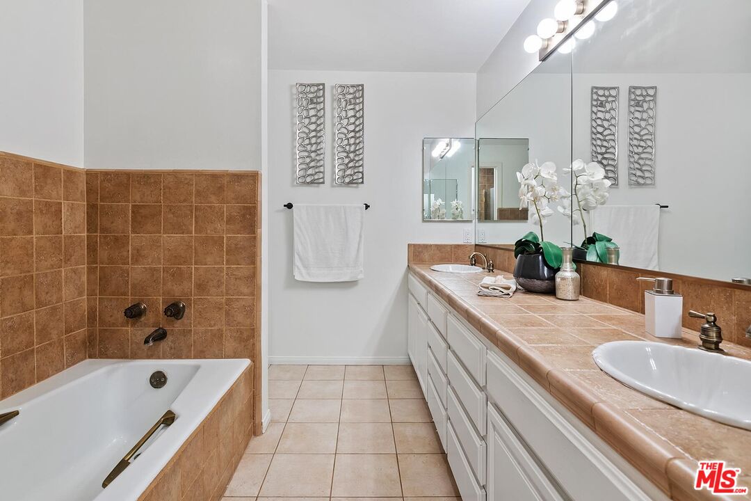 2307 S Bentley Ave Unit: 2