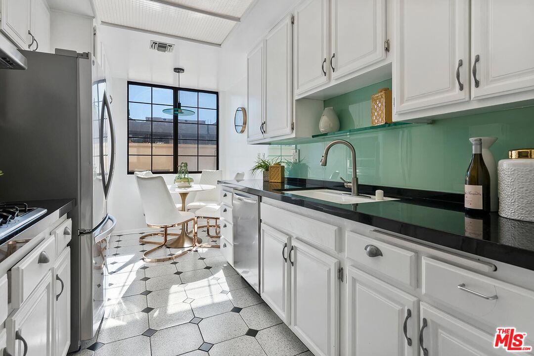 2307 S Bentley Ave Unit: 2