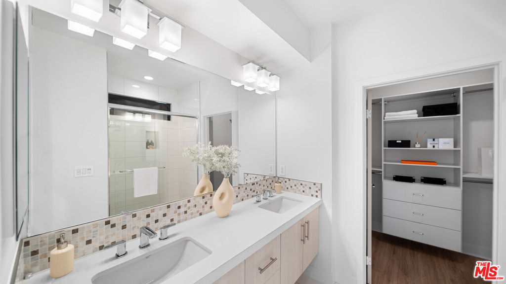 2111 N Cahuenga Boulevard 1
