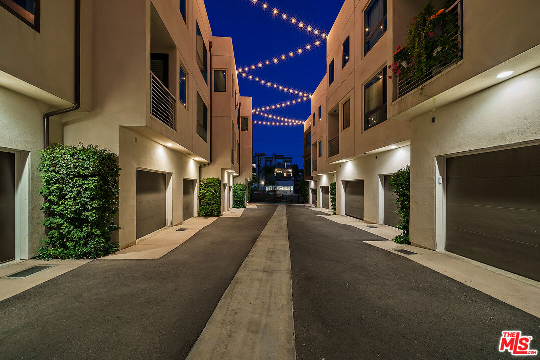 2111 N Cahuenga Blvd Unit: 1